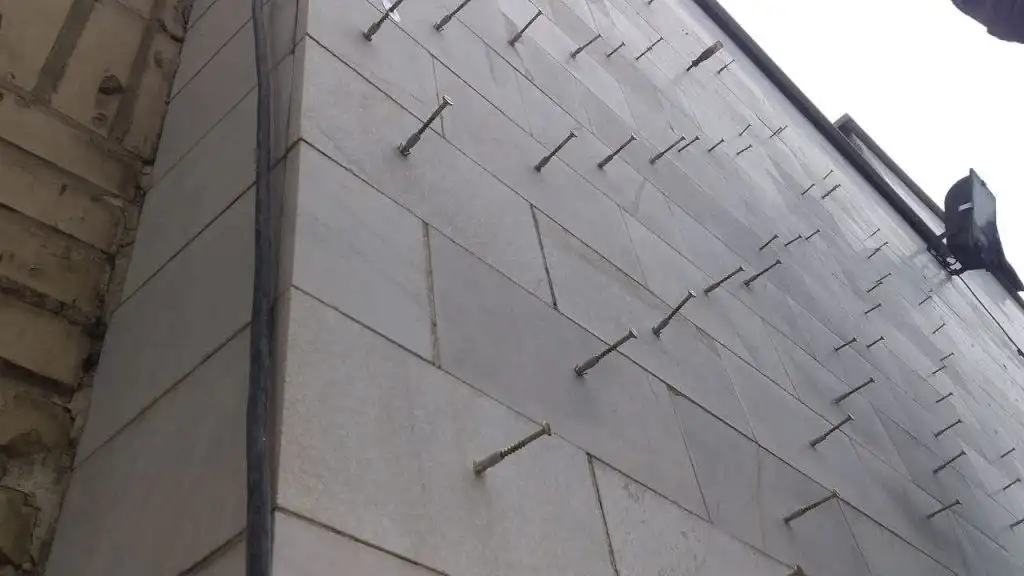 انجام عملیات پیچ و رولپلاک نمای ساختمان