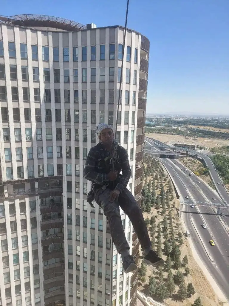 نکات مهمی که راپل کاران در هنگام پیچ و رولپلاک نما ساختمان باید به آن توجه کنند